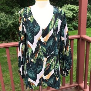BELONGSCI Size L leaf print V neck top